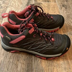 Women’s Keen hiking shoes. Size 5